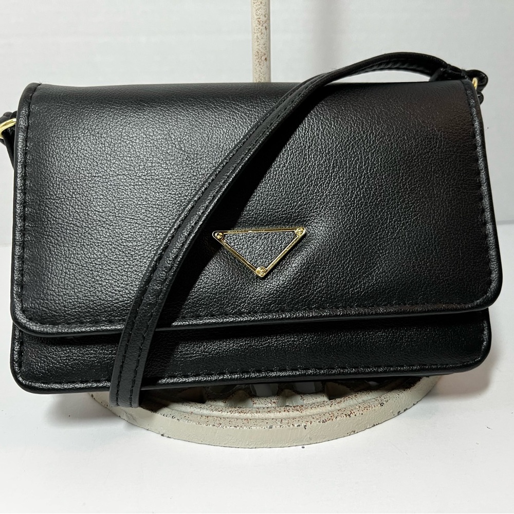 Small crossbody converts to wristlet and wallet bag